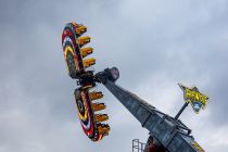 Fahrgeschäft Airwolf - Hier wirst Du nicht nur in jegliche erdenkliche Richtung (mit Überschlag) gedreht. Die Licht- und Nebeleffekte machen die Fahrt zu einem ganz besonderen Erlebis.  • © ummeteck.de - Christian Schön