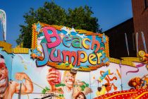 Beach Jumper (Wegener) - Kirmes-Fahrgeschäft - 2022 - Vom italienischen Hersteller SBF Visa stammt der Beach Jumper des Schaustellers Detlef Dreßen. Dieses Bild ist von 2022, als er noch unter Wegener fuhr. • © ummeteck.de - Christian Schön
