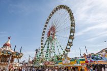 Auf der Rheinkirmes 2022 war das Riesenrad Bellevue ebenfalls vertreten. • © ummeteck.de - Christian Schön