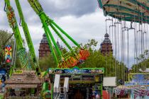 Aschaffenburger Volksfest 2023 - Kirmes - Bilder - Im Hintergrund das Schloss Johannisburg auf der anderen Seite des Mains. • © kirmesecke.de - Christian Schön