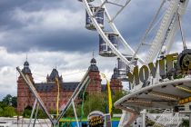 Aschaffenburger Volksfest 2023 -  Bilder - Riesenrad - Es ist das Riesenrad Movie Star 2, vor der Kulisse des Schlosses Johannisburg. • © kirmesecke.de - Christian Schön