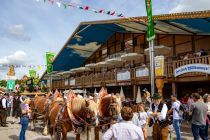 Das Binswanger Zelt ist ein Festzelt des Familienbetriebes Binswanger & Kempter. Es ist vorwiegend auf Volksfesten im Raum Augsburg anzutreffen.  • © kirmesecke.de