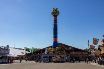 Dann beginnen wir mal mit unserer Bildauswahl zum Cannstatter Volksfest 2023! Hier zu sehen ist die Fruchtsäule. • © kirmesecke.de - Christian Schön