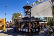 Cannstatter Volksfest 2023 - Stuttgart - Bilder - Gut versorgt unter dem schattenspendenden Wasen-Himmel. • © kirmesecke.de - Christian Schön