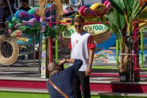 Cannstatter Volksfest 2023 - Stuttgart - Bilder - Maximilian Mittelstädt vom VfB Stuttgart beim Fotoshooting. • © kirmesecke.de - Christian Schön