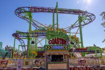 Cannstatter Volksfest 2023 - Stuttgart - Bilder - Das ist jedenfalls der Euro Coaster, eine spannende Achterbahn, an der die Gondeln hängen und nicht auf den Schieben obendrauf fahren. • © kirmesecke.de - Christian Schön