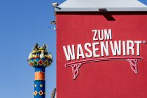 Der Wasenwirt ist ebenso bekannt wie die Fruchtsäule. Sie ist das Wahrzeichen des Volksfestes in Stuttgart. Sie wurde bereits am 02. August 2023 aufgebaut.  • © kirmesecke.de - Christian Schön