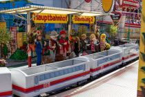 Cannstatter Volksfest 2023 - Stuttgart - Bilder - Ganz zauberhaft finden wir diese Kindereisenbahn mit einer Bahn im ICE-Stil. • © kirmesecke.de - Christian Schön