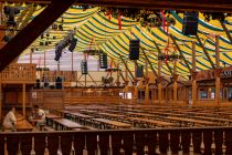 Das Dinkelacker Festzelt Klauss & Klauss findest Du jährlich auf dem Cannstatter Volksfest in Stuttgart.  • © kirmesecke.de