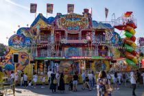 Dippemess Herbst 2023 - Frankfurt am Main - Bilder - Und weil es so hübsch bunt ist und gute Laune macht, nochmal Freddys Circus. • © ummet-eck.de / kirmesecke.de