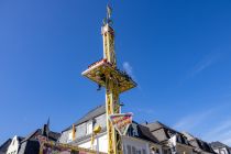 Drop Zone (Müller) - Fahrgeschäft - Bilder 2023 - Insgesamt ist der Turm 21 Meter hoch und daher familiengeeigneter als so manch anderer Freifallturm.  • © ummet-eck.de / kirmesecke.de