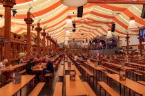 Das Grandls Hofbräu Zelt ist ein Festzelt, welches Du jährlich auf dem Cannstatter Volksfest und dem Stuttgarter Frühlingsfest findest.  • © kirmesecke.de