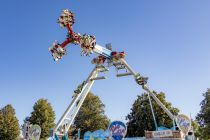 Du schwingst mit dem Flip Fly in bis zu 24 Metern Höhe - und machst auch einen Überschlag.  • © ummet-eck.de / kirmesecke.de