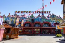 Das Kirmes-Fahrgeschäft Geisterschloss gehört zum Schaustellerbetrieb Nülken/Schneider aus Paderborn.  • © ummet-eck.de / kirmesecke.de