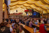 Das Göckelesmaier Festzelt ist auf den großen Volksfesten in Baden-Württemberg (zum Beispiel Cannstatter Volksfest in Stuttgart) präsent. • © kirmesecke.de