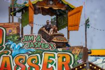 Jim & Jaspers Wild Wasser (Blume) - Wasserbahn - Bilder 2023 - Bis zu 18 Meter ist die Wildwasserbahn hoch, es gibt vier Aufbauvarianten, je nach Platzgröße.  • © ummet-eck.de / kirmesecke.de
