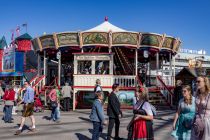 Die Krinoline ist ein historisches Fahrgeschäft des Schaustellerbetriebes von Matthias Niederländer aus München. Und nur noch dort kannst Du es bewundern, denn es wird jedes Jahr ausschließlich auf dem Oktoberfest aufgebaut.  • © kirmesecke.de