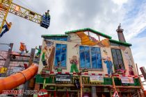 Krumm & Schiefbau (Hartmann) - Kirmes-Laufgeschäft - 23 Meter Frontlänge bietet der Krumm & Schiefbau.  • © ummeteck.de - Schön