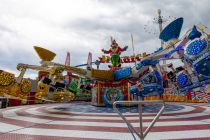 Magic (Spangenberger) - Fahrgeschäft - Kirmes - Vier Gondeln hängen an vier Armen - und jedes davon dreht, hebt und senkt sich, garniert mit Nebeleffekten. Die LED-Lichter bieten eine Farbwechsel-Show, vor allem abends ein Hingucker. • © ummet-eck.de - Schön