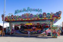 Hier haben wir den farbenfrohe Musikexpress auf dem Cannstatter Volksfest 2023 gesehen. • © kirmesecke.de - Schön
