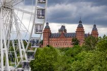 Hier im Hintergrund das Schloss Johannisburg in Aschaffenburg. • © ummet-eck.de - Schön