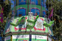 Nürnberger Volksfest 2023 - Herbstfest - Bilder - Jedes Schild hat seine Geschichte... Der Wellenflug macht aber immer Spaß. • © kirmesecke.de - Christian Schön