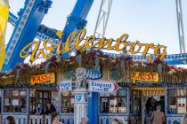 Dieses Riesenrad aus dem Jahr 1979 gehört zum Schaustellerbetrieb Willenborg. Es ist vor allem für seine Präsenz auf dem Münchner Oktoberfest bekannt, weshalb es auch "Oktoberfest-Riesenrad" genannt wird.  • © kirmesecke.de