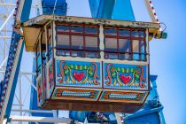 Das Riesenrad dreht sich mit einer Geschwindigkeit von circa 2,5 Metern pro Sekunde.  • © kirmesecke.de