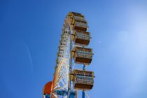 Oktoberfest-Riesenrad (Willenborg) - Bilder 2023 - Das Riesenrad ist 50 Meter hoch und besonders abends mit der LED-Beleuchtung (bestehend aus etwa 600.000 LEDs) zu einem echtem Symbol für die Wiesn geworden, wo es seit 1979 vertreten ist und auch dort seine Premiere feierte.  • © kirmesecke.de