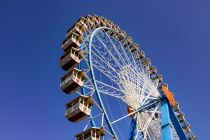 Oktoberfest-Riesenrad (Willenborg) - Bilder 2023 - Die Besonderheit: Die 40 geschlossenen Gondeln hängen außen am Rad, jeweils 10 (!) Personen können in einer Gondel mitfahren. • © kirmesecke.de