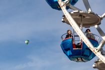 Mit Heißluftballon im Hintergrund. • © ummet-eck.de / kirmesecke.de