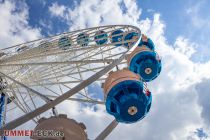 Ostseestern 2 (Gormanns) - Riesenrad - Bilder 2023 - Eine der blauen offenen Gondeln mit dem weißen Schirmdach bietet Platz für maximal sechs Personen. • © ummet-eck.de - Schön