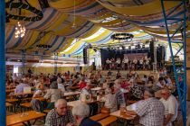 Unterteilt ist das Festzelt in verschiedene Bereiche, darunter eine Bar, eine Gartenbar, ein Biergarten mit Kinderecke und natürlich eine Küche sowie zwei Schänken. • © kirmesecke.de - Christian Schön