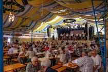 Unterteilt ist das Festzelt in verschiedene Bereiche, darunter eine Bar, eine Gartenbar, ein Biergarten mit Kinderecke und natürlich eine Küche sowie zwei Schänken. • © kirmesecke.de - Christian Schön