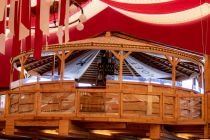 Das Zelt bietet 5.000 Sitzplätze im Mittelschiff, der Empore im ersten Obergeschoss, der Loge, dem Themenstadel, der Schatzibar und der Jägermeister Bar.  • © kirmesecke.de