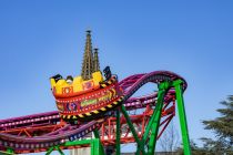 Die neue Anlage mit den lilafarbenen Schienen bietet vier Sitzplätze pro einzeln fahrender und drehender Gondel. • © ummet-eck.de / kirmesecke.de