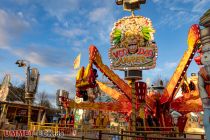 Voodoo Jumper (Schäfer) - Kirmes - Bilder - Das Podium ist schräg, die Lichter sind alle mit LEDs bestückt.  • © ummeteck.de - Schön