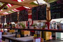 Im Ausschank befindet sich das Weideneder Festbier. Die Speisekarte bietet deftige Gerichte aus der Ochsnbraterei, aber auch eine vegetarische Auswahl sowie Süßspeisen. • © kirmesecke.de - Christian Schön