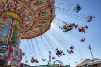 48 Personen können mitfliegen, es gibt sogar einige Doppelsitze, was für Pärchen oder für Eltern mit Kindern schön ist. • © kirmesecke.de