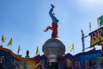 Wiesn-Break Dancer (Grünberg-Kaiser) - Fahrgeschäft - Bilder 2023 - Du erkennst ihn unter anderem an dem Mikrofon mit dem Break Dancer in der Mitte.  • © kirmesecke.de