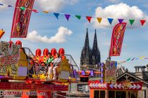 X-Force (Klinge) in Köln-Deutz - Der X-Force auf dem [e:12933::Kölner Frühlingsvolksfest 2023:], im Hintergrund der Kölner Dom. • © ummet-eck.de - Christian Schön