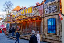 Die Glasfabrik auf der Soester Allerheiligenkirmes 2022 in Soest. • © ummeteck.de - Christian Schön