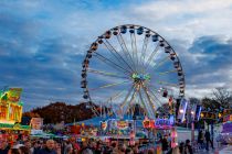 Das Riesenrad Roue Parisienne auf der Sim Jü 2022 in Werne. • © ummeteck.de - Christian Schön