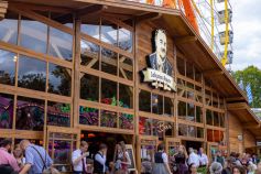 Die AuerBräu Festhalle auf dem Rosenheimer Herbstfest 2023. • © kirmesecke.de - Christian Schön