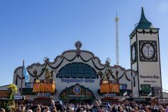 Die Augustiner Festhalle bei herrlichem Wetter auf dem Oktoberfest 2023 im München. • © kirmesecke.de