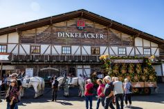 Das Dinkelacker Festzelt mit historischem Bierwagen auf dem Cannstatter Volksfest 2023 • © kirmesecke.de