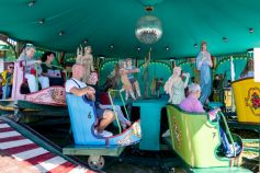 Evas Fahrt ins Paradies auf der Oidn Wiesn 2023 (Oktoberfest) • © kirmesecke.de