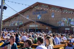 Das Festzelt Tradition mit großem Biergarten vor dem Eingang auf dem Oktoberfest 2023.  • © kirmesecke.de