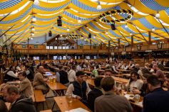 Um halb Elf an einem Wiesn-Montag war das Fischer-Vroni bereits recht ordentlich gefüllt. • © kirmesecke.de