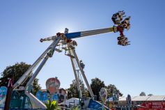 Überschlags-Schaukel Flip Fly von Clauß auf dem Volksfest in Mühldorf am Inn im Jahr 2023 • © kirmesecke.de